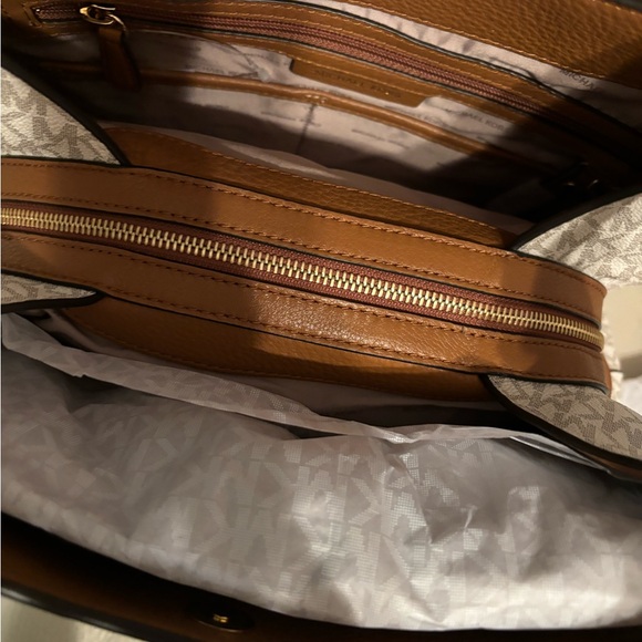 Michael Kors Fulton handbag. Large charm shoulder tote.  Vanilla. - Picture 6 of 16